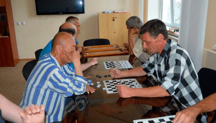 Damespiel, um von der Biersucht abzulenken