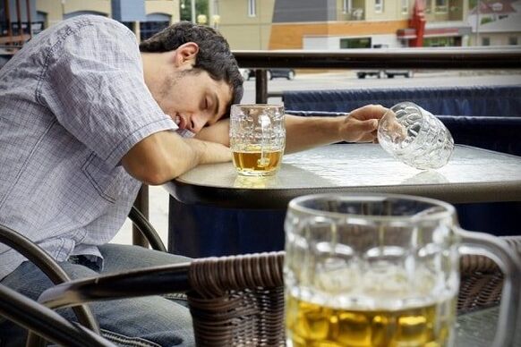 trinkende Person, wie man mit dem Trinken aufhören kann